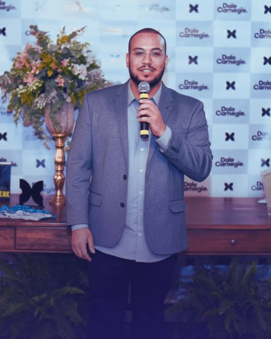 Marcelo Freitas falando em um evento de marketing