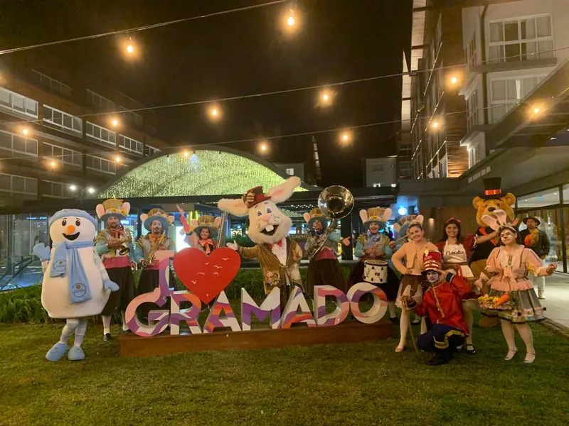 Páscoa em Gramado, no Vita Boulevard, com personagens em frente ao letreiro da cidade