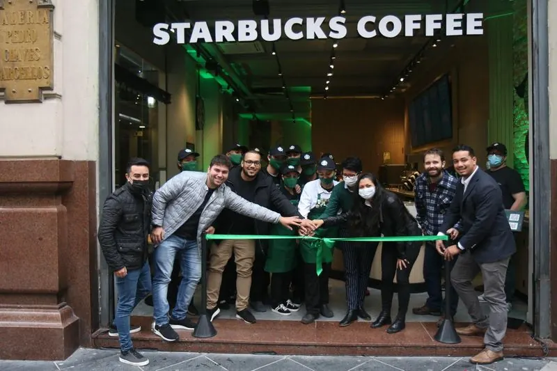 Corte de fita na inauguração da primeira Starbucks de Porto Alegre